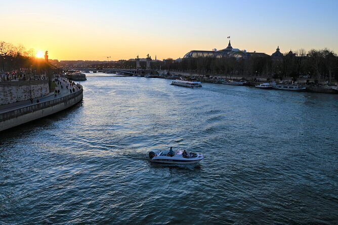Your Private boat Captain Guide Explore Historical Paris - A private 90-minute Seine loop for up to 7