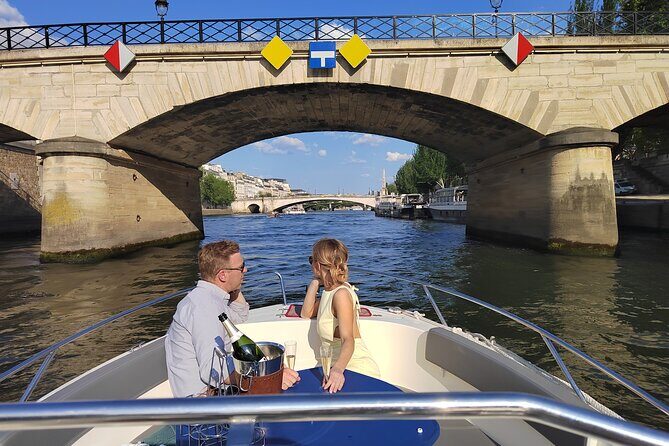 Your Private boat Captain Guide Explore Historical Paris - Île de la Cité: Paris’s origin point, seen from both banks