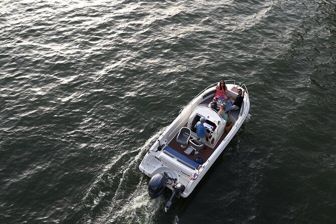 Your Private boat Captain Guide Explore Historical Paris - Île Saint-Louis: Old Paris vibes and Berthillon planning
